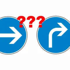 Zwei blaue Schilder mit weißen Pfeilen: einer geradeaus, der andere nach rechts abbiegend. Drei rote Fragezeichen dazwischen. Welche **vorgeschriebene Fahrtrichtung** ist die richtige?