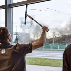 Jak myć okna ściągaczką bez smug? Poradnik krok po kroku