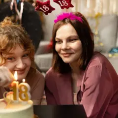 Drei junge Frauen feiern den 18. Geburtstag. Kerzen auf dem Kuchen leuchten, ein neues Kapitel beginnt, auch bezüglich Kindesunterhalt ab 18.