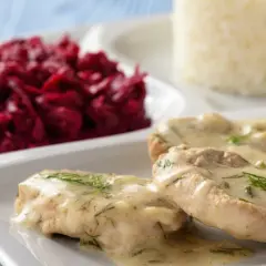 Polędwiczki w sosie chrzanowym z koperkiem, podane z ryżem i buraczkami. Pyszny obiad gotowy!