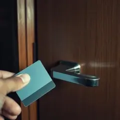 Jak zamknąć drzwi w hotelu na kartę od środka? Pełne bezpieczeństwo!