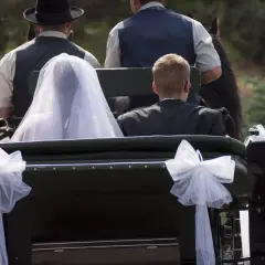 Carrozza nuziale con sposa e sposo. Un amore che nasce, forse innamorarsi di un uomo sposato, ma oggi è il loro giorno.