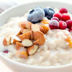 Owsianka z jagodami, żurawiną i migdałami – idealne śniadanie, które pomoże obniżyć wysoki cholesterol.