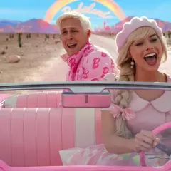 Margot Robbie i Ryan Gosling w różowym kabriolecie, jadący przez pustynny krajobraz w filmie Grety Gerwig.