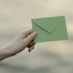 Czy podpisuje się koperty na wesele? Uniknij tych błędów!