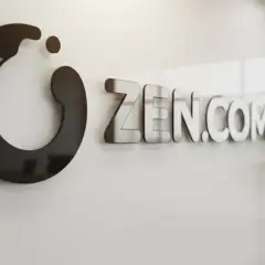 Logo ZEN.COM na białej ścianie. Czy to jest zen co to?