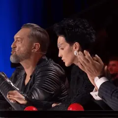 Jurorzy Mam Talent 2024 oceniają występ. Widać ich skupione twarze i gestykulację.