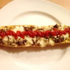 Prosta zapiekanka na bułce z pieczarkami, która zachwyci smakiem