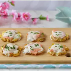 Sfogliatine croccanti con salmone e formaggio fuso, perfette per antipasti o secondi leggeri. Un'idea per stracchino ricette secondi.