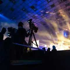 Operatorzy kamer w akcji. Niesamowita fotografia koncertowa zza kulis, gdzie światła sceny tworzą magiczną atmosferę.