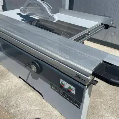 Scie à format FELDER avec chariot et lame de précision, prête pour des coupes parfaites.