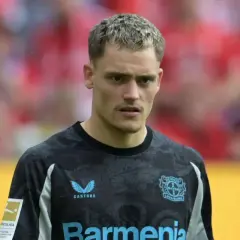 Bramkarz Bayer Leverkusen w nowym stroju, gotowy na kolejne transfery i sukcesy.