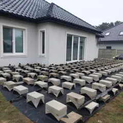 Rozpoczęcie budowy tarasu drewnianego na bloczkach betonowych. Podłoże przygotowane pod przyszły taras.