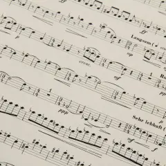 Partytura muzyczna z oznaczeniami tempa, np. "Langsam (etwa 60)" i "Sehr lebhaft (etwa 80)", sugerującymi tempo umiarkowane w muzyce.