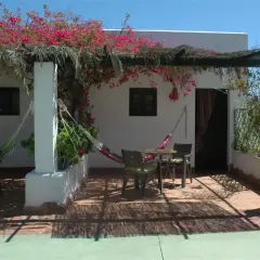 Relájate en una hamaca bajo las buganvillas de estos cortijos en Cabo de Gata. Un rincón perfecto para desconectar.