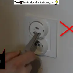 Zaślepienie gniazdka elektrycznego za pomocą IKEA Patrull. Czerwony krzyżyk oznacza zakaz.