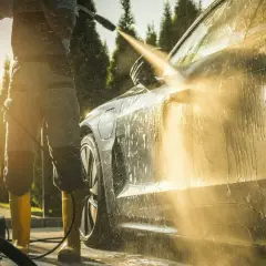 Myjnia bezdotykowa: Jak myć auto bez zacieków? Poradnik krok po kroku