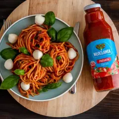 Pyszne spaghetti z kulkami mozzarelli i bazylią, przygotowane z passaty pomidorowej Włocławek. Idealny pomysł, jak zrobić sos z passaty pomidorowej.
