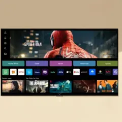 Interfejs webOS TV z filmem Spider-Man na ekranie. Widoczne ikony aplikacji: Netflix, HBO Max, Hulu, Prime Video, Disney+, Apple TV, Peacock, Tubi.