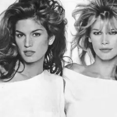 Dos icónicas modelos de los 90, Cindy Crawford y Claudia Schiffer, posan con sus melenas al viento y atuendos blancos.
