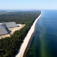 Widok z lotu ptaka na hotel Gołębiewski w Pobierowie w budowie, nad morzem.