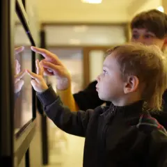 Chłopiec i kobieta odkrywają interaktywną wystawę w muzeum dla dzieci w Gdańsku.