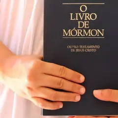 Dłonie trzymają Księgę Mormona, która jest innym testamentem Jezusa Chrystusa, ważną dla Kościoła Jezusa Chrystusa Świętych w Dniach Ostatnich.