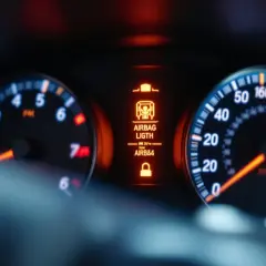 Tableau de bord d'une voiture avec voyant airbag allumé. Comment effacer voyant airbag sans valise ?