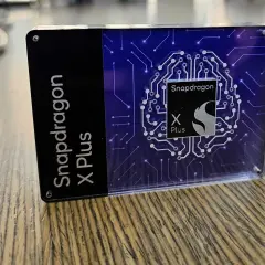 Ein transparentes Gehäuse mit dem Schriftzug "Snapdragon X Plus" und einem stilisierten Chip-Design.