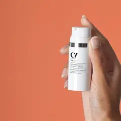Hand hält Flasche mit "Collagen Boost Vitamin C Serum". Perfekt für Ihre Vitamin C Skincare Routine.