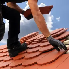 Co to znaczy dekarz? Poznaj obowiązki i umiejętności tego zawodu