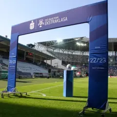 Brama z logo PKO Bank Polski Ekstraklasa i sezonem 22/23 na boisku piłkarskim. Tabela wszechczasów ekstraklasa czeka na nowe wpisy.