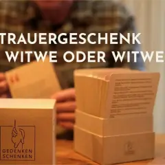 Ein Mann, der sich einsam und verwitwet fühlt, hält eine Karte aus einem Trauergeschenk.