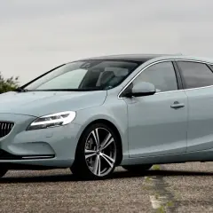 Jasnoszary Volvo V40 na drodze, z widocznymi felgami i oponami. Idealny rozmiar opon dla tego modelu.