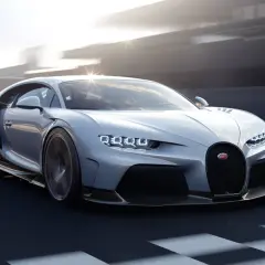 Srebrny Bugatti Chiron Super Sport pędzi po torze wyścigowym, zostawiając za sobą smugę prędkości.