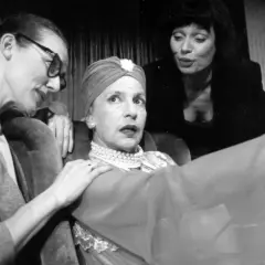 Marlena Milwiw młoda, w turbanie i perłach, z dwiema kobietami u boku, w teatralnej scenie.