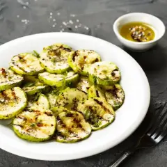 Zucchine alla scapece non fritte, grigliate e condite con erbe aromatiche e olio. Un piatto leggero e saporito.