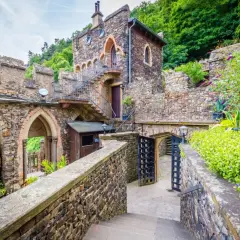 Mittelalterliche Burg mit steinerner Treppe und Wappen. Ein toller Ort, um zu entdecken, was man in Bonn machen kann.