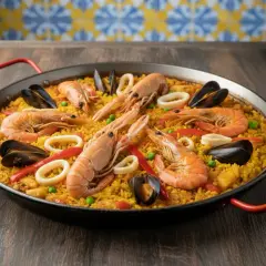 Paella de marisco, un plato principal perfecto para cualquier ocasión. Este paella recept incluye gambas, mejillones, calamares y pimientos.