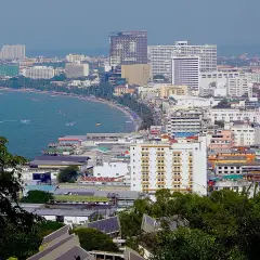 Widok na nadmorskie miasto z wieloma budynkami, plażą i morzem. Zastanawiasz się, ile kosztują mieszkania w Tajlandii?