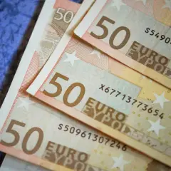 Trois billets de 50 euros sont empilés sur un fond bleu. Le coût de la vie est élevé, on est condamné aux dépens.
