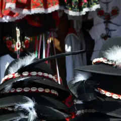Kapelusze góralskie ozdobione muszelkami i piórami. Tradycja zdobienia kapeluszy wyjaśnia, dlaczego górale mają muszelki na kapeluszach.