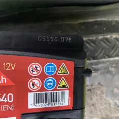 Numer seryjny akumulatora Varta: C515G 078. Widoczne oznaczenia 12V, 540 A (EN) i symbole ostrzegawcze.