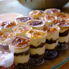 Szybkie mini deserki, takie jak tiramisu w pucharkach, kuszą warstwami kremu i kakao. Idealne na szybką słodką chwilę.