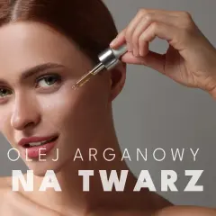 Kobieta aplikuje olejek arganowy na twarz. Zobacz niesamowite olej arganowy na twarz efekty.