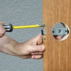 Montaż zamka w drzwiach: Poradnik DIY. Zmień zamek bez fachowca!