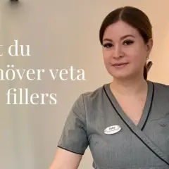 En kvinna i grå uniform med texten "Allt du behöver veta om fillers" bredvid sig. Hon ler mot kameran.