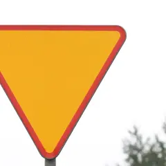 Żółty trójkąt z czerwoną obwódką, znak ustap pierwszeństwa.