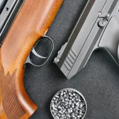 Wiatrówki FAC: karabin z lunetą, pistolet i pudełko śrutu.