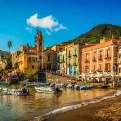 Un borgo colorato sul mare, barche ormeggiate e un campanile svettante. Ecco cosa fare a Lipari per un'esperienza indimenticabile.